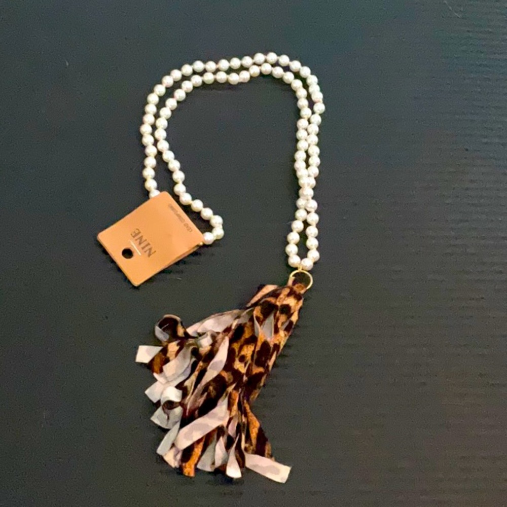 Boutique pearl necklace with leopard tassel